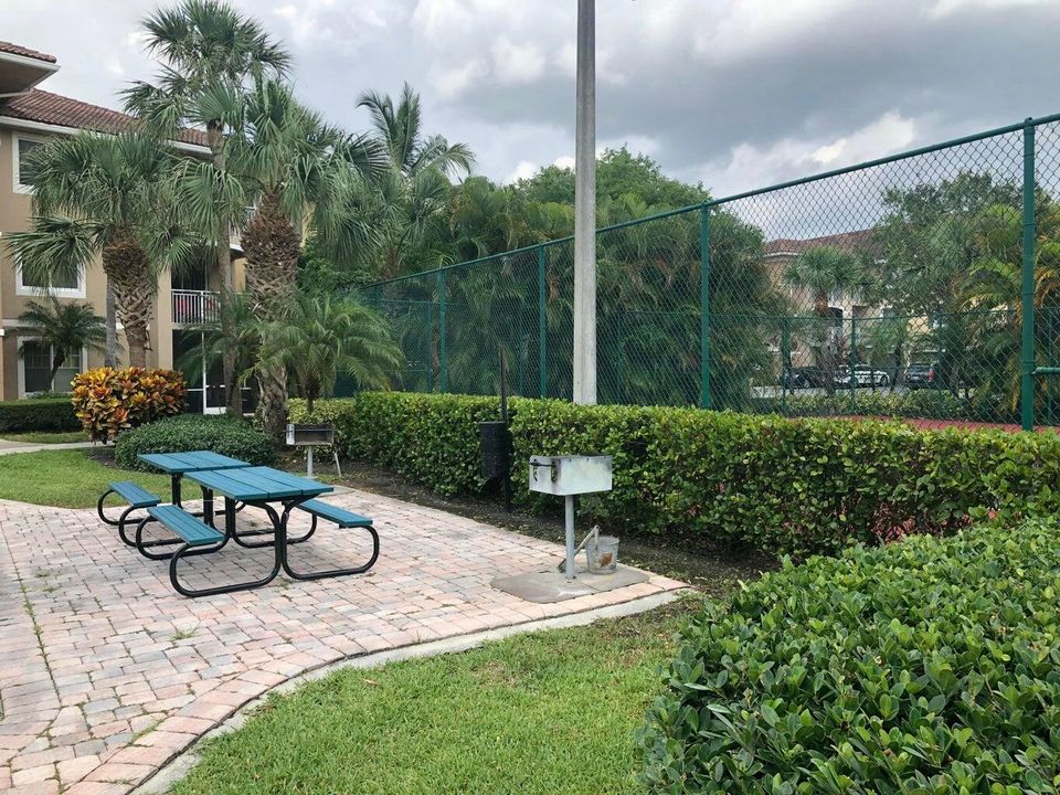 Под контрактом: $2,700 (3 спален, 2 ванн, 1381 Квадратных фут)