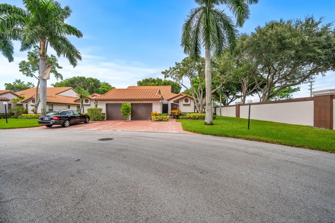 Active With Contract: $439,000 (2 beds, 2 baths, 1500 Square Feet)