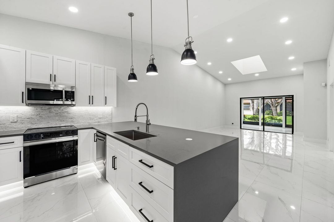 Active With Contract: $439,000 (2 beds, 2 baths, 1500 Square Feet)