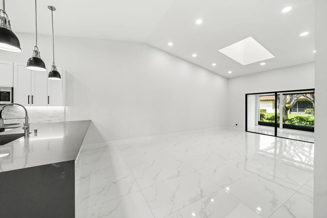 Active With Contract: $439,000 (2 beds, 2 baths, 1500 Square Feet)