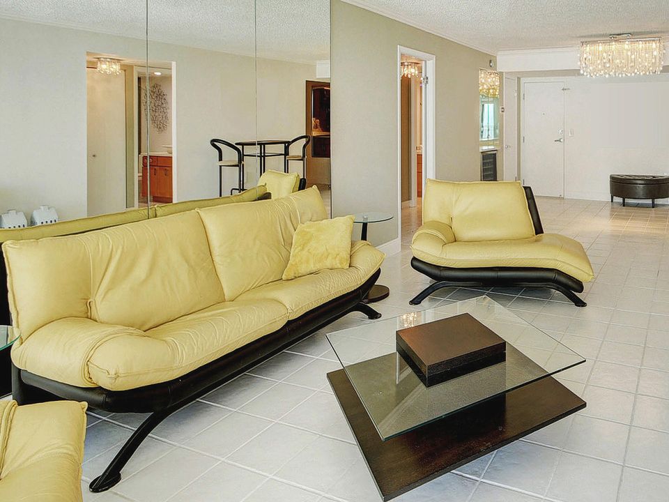 出租: $12,000 (2 贝兹, 2 浴室, 1405 平方英尺)