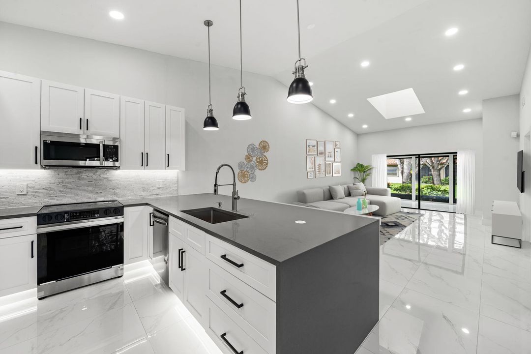 Active With Contract: $439,000 (2 beds, 2 baths, 1500 Square Feet)