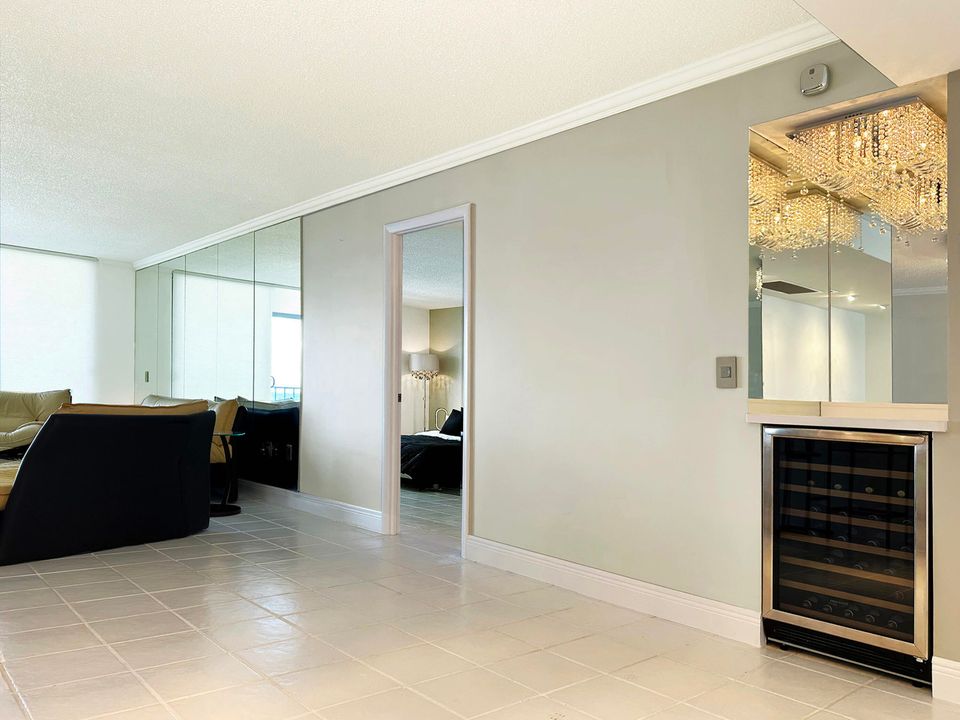 出租: $12,000 (2 贝兹, 2 浴室, 1405 平方英尺)