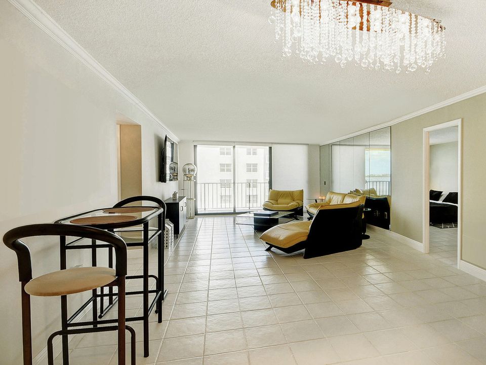 出租: $12,000 (2 贝兹, 2 浴室, 1405 平方英尺)