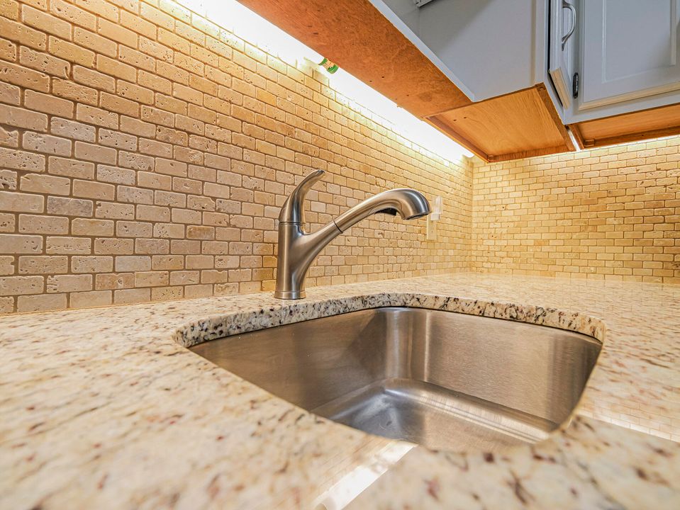 For Sale: $109,900 (1 beds, 1 baths, 630 Square Feet)