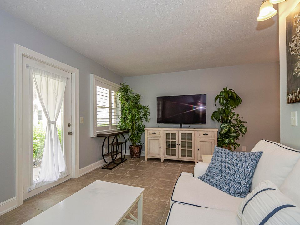 For Sale: $109,900 (1 beds, 1 baths, 630 Square Feet)