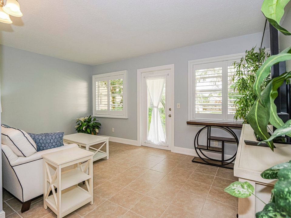 For Sale: $109,900 (1 beds, 1 baths, 630 Square Feet)