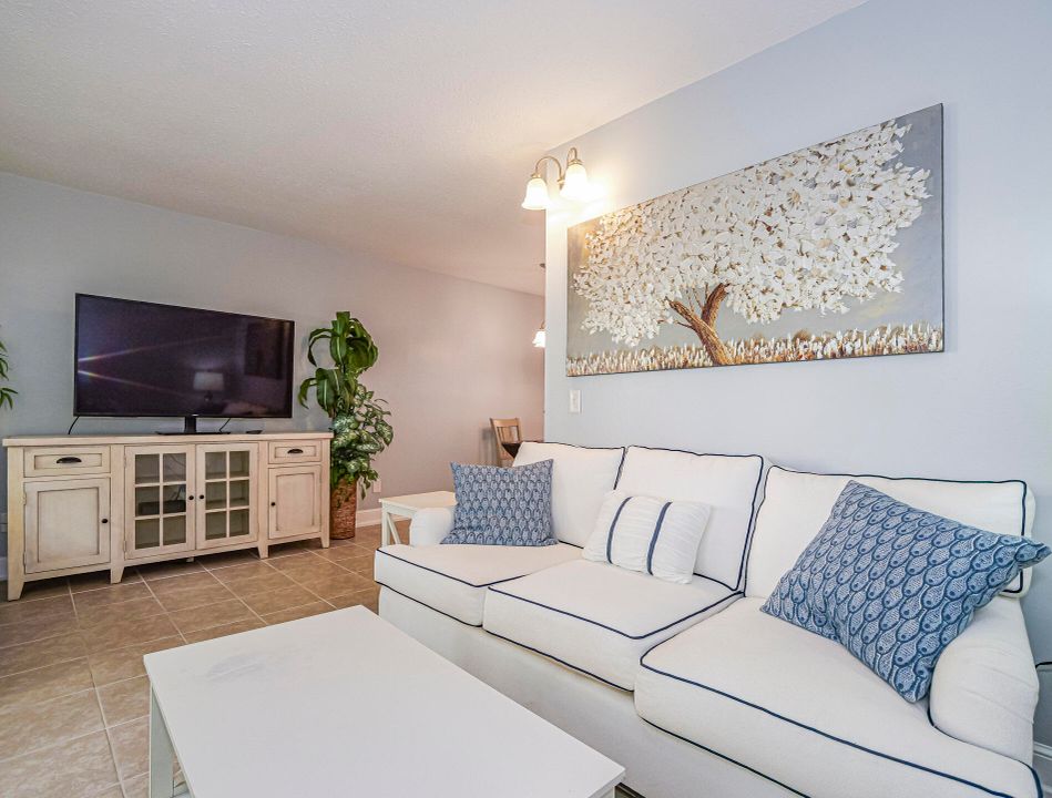 For Sale: $109,900 (1 beds, 1 baths, 630 Square Feet)