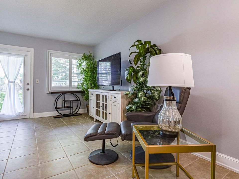 For Sale: $109,900 (1 beds, 1 baths, 630 Square Feet)