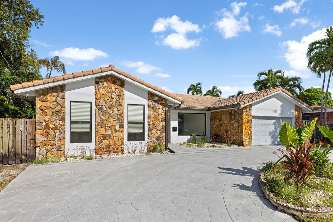 For Sale: $2,325,000 (4 beds, 3 baths, 2912 Square Feet)