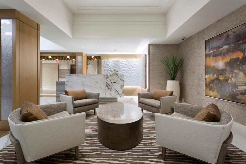 Activo con contrato: $10,000 (3 camas, 3 baños, 2006 Pies cuadrados)