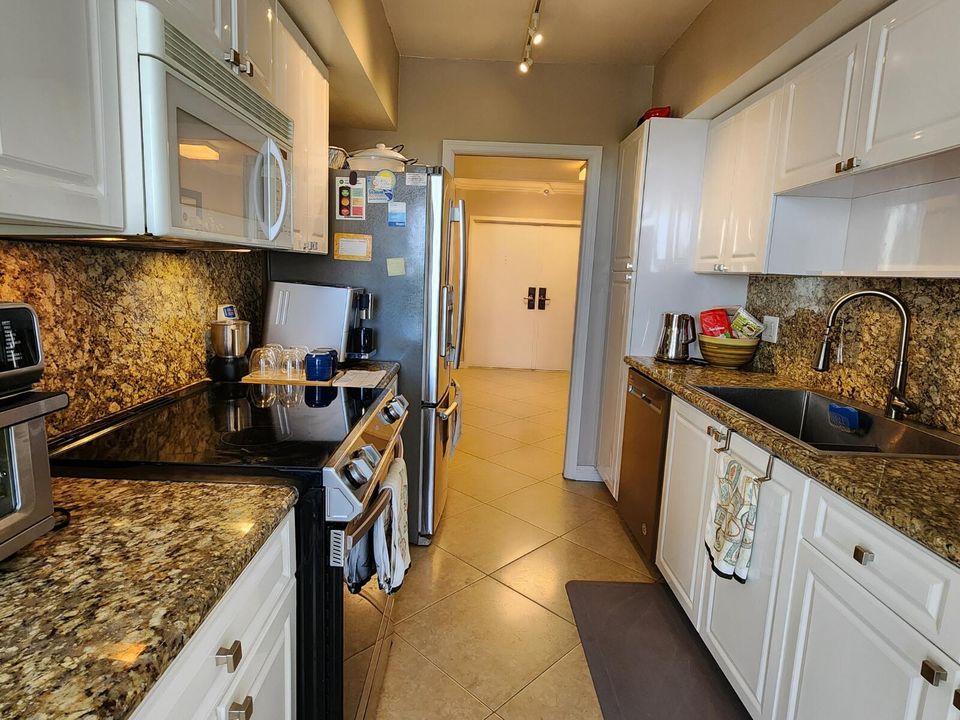 Activo con contrato: $10,000 (3 camas, 3 baños, 2006 Pies cuadrados)