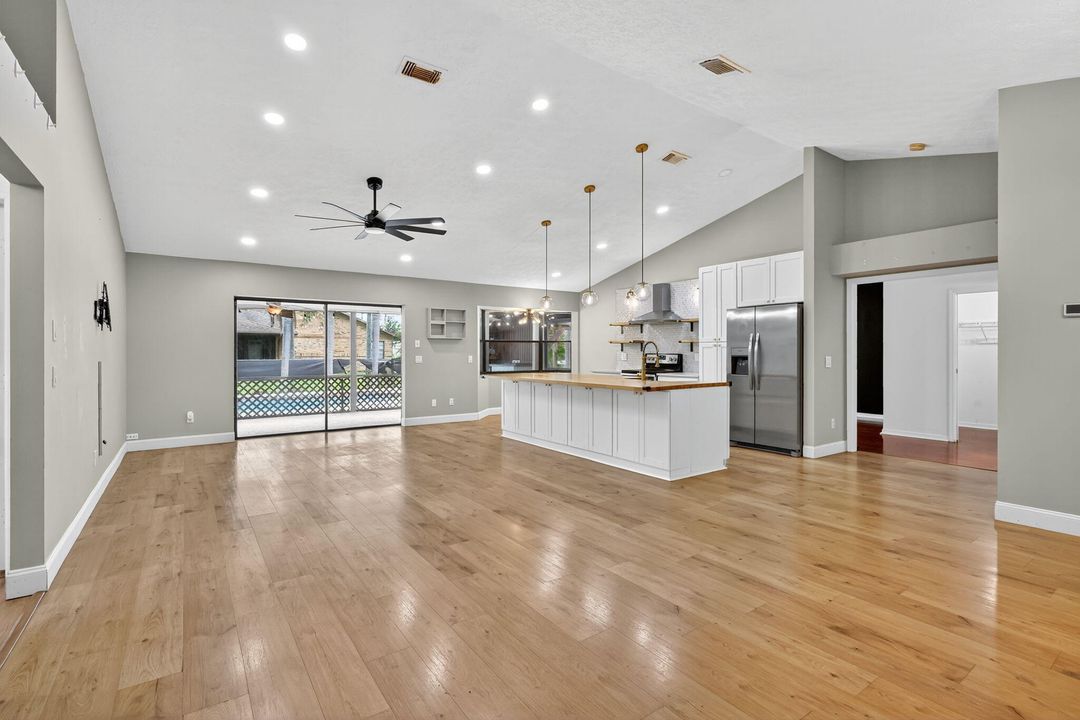 合同活跃: $425,000 (3 贝兹, 2 浴室, 1521 平方英尺)