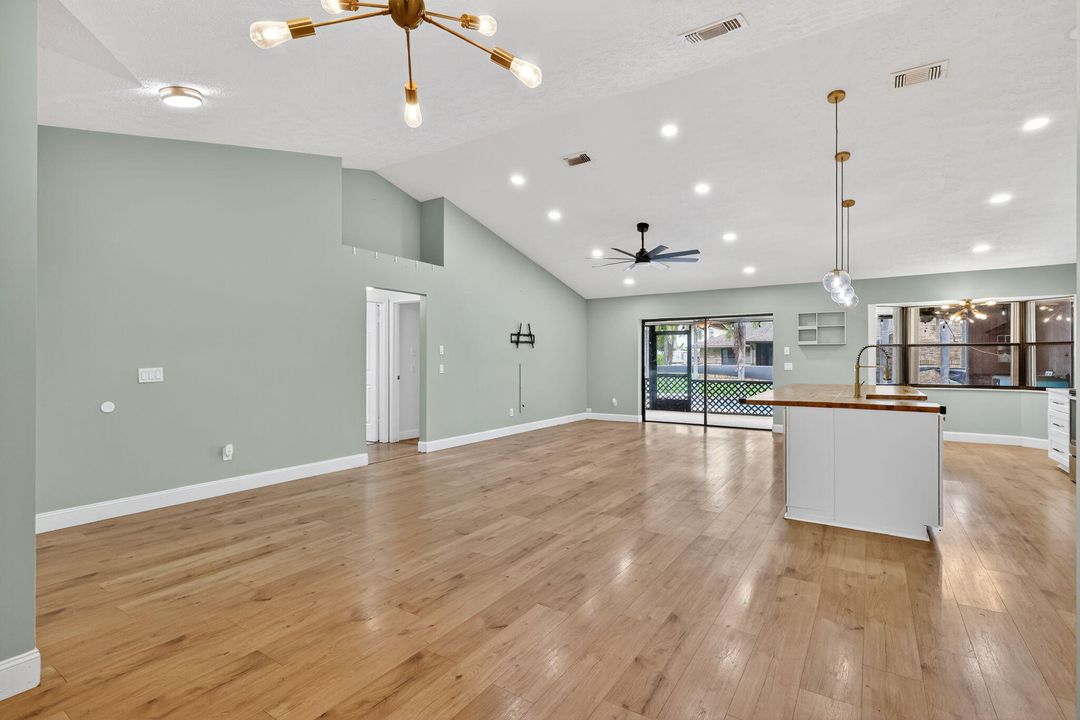 合同活跃: $425,000 (3 贝兹, 2 浴室, 1521 平方英尺)