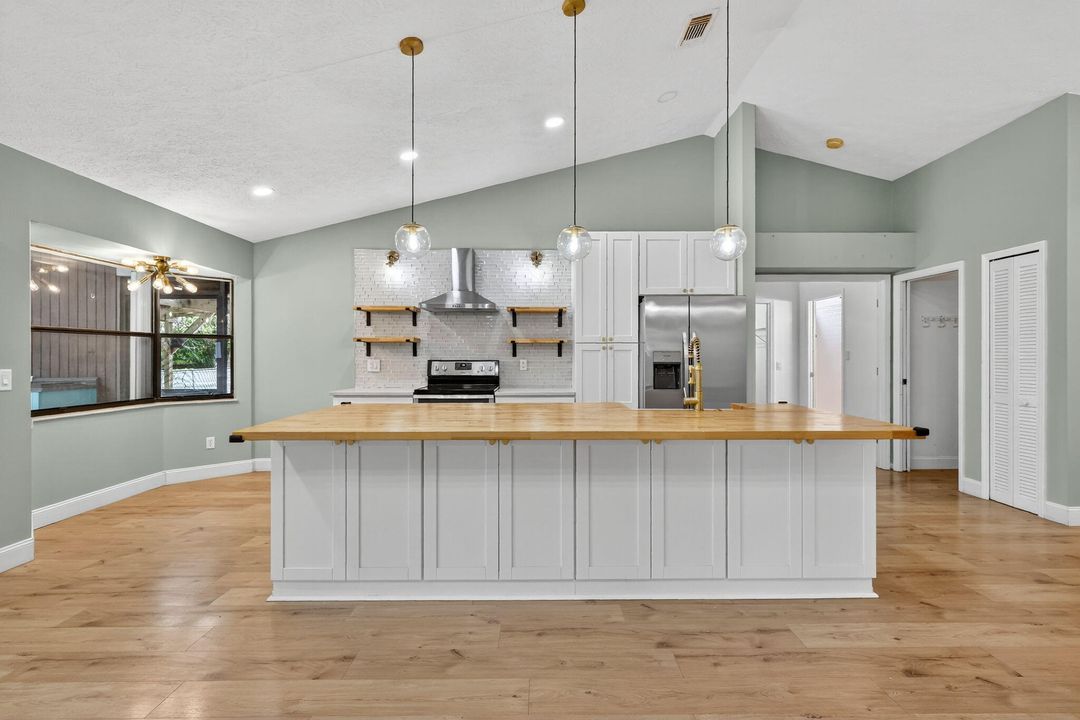 合同活跃: $425,000 (3 贝兹, 2 浴室, 1521 平方英尺)