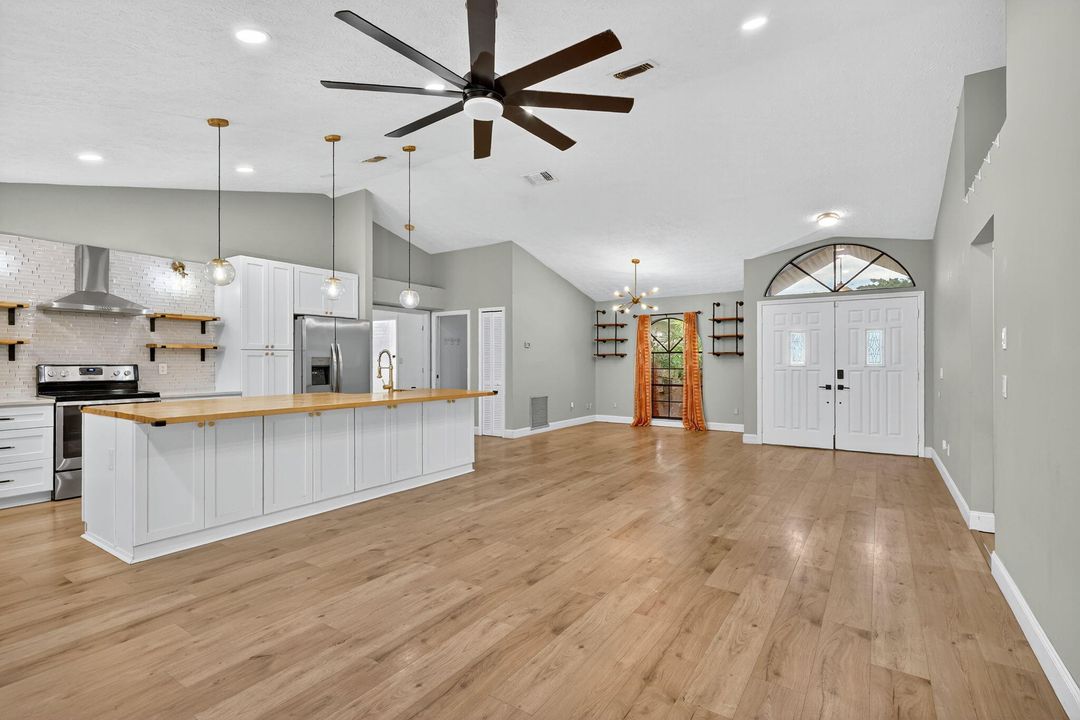 合同活跃: $425,000 (3 贝兹, 2 浴室, 1521 平方英尺)