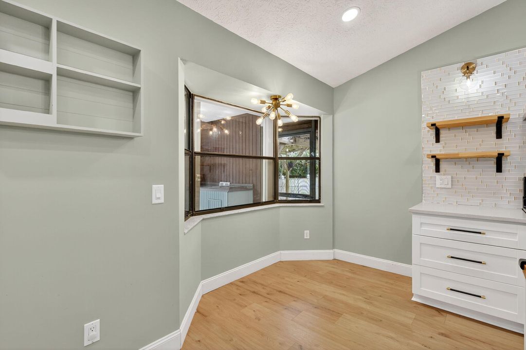 合同活跃: $425,000 (3 贝兹, 2 浴室, 1521 平方英尺)