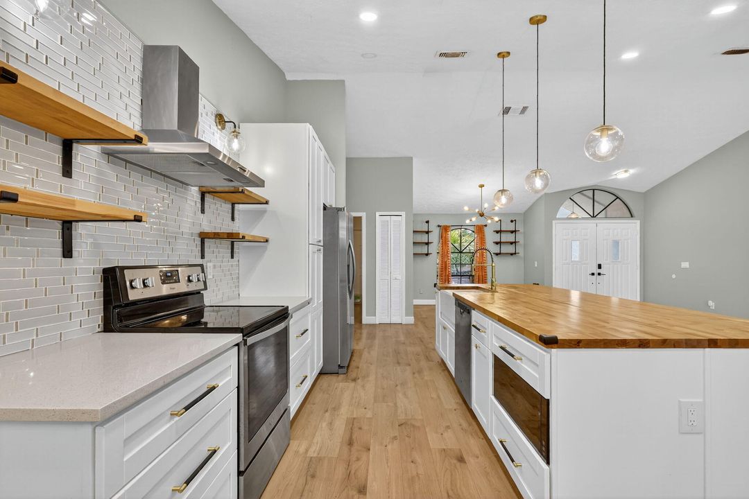 合同活跃: $425,000 (3 贝兹, 2 浴室, 1521 平方英尺)