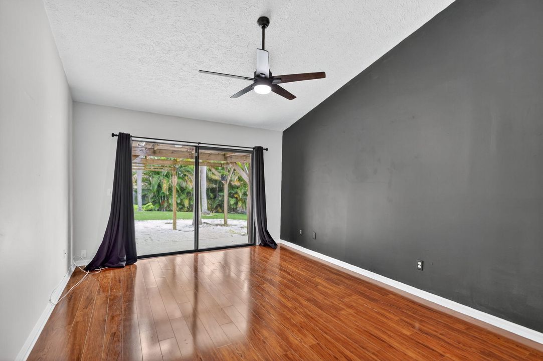 合同活跃: $425,000 (3 贝兹, 2 浴室, 1521 平方英尺)