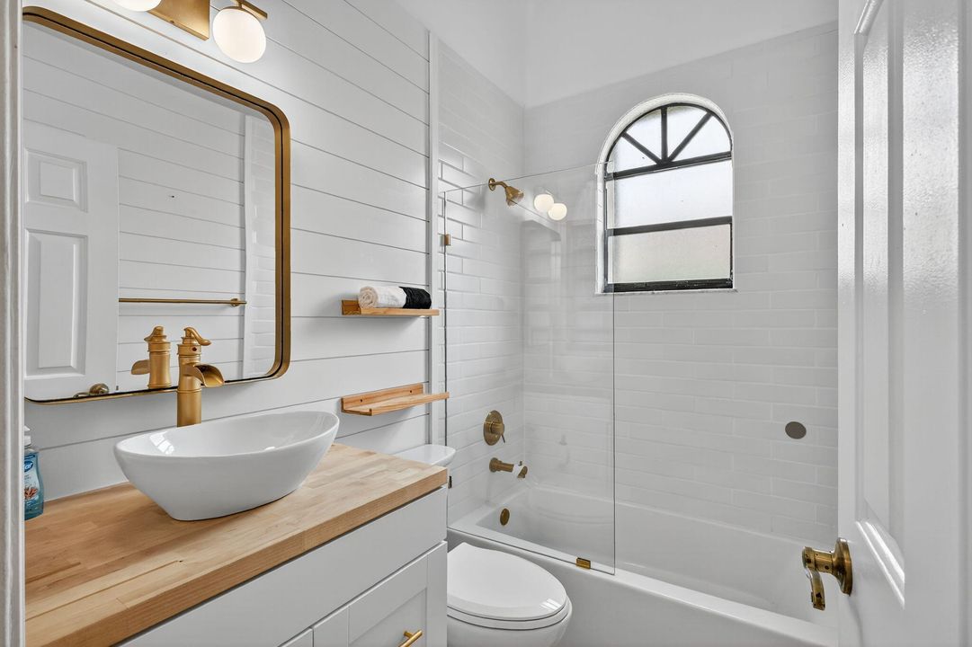 合同活跃: $425,000 (3 贝兹, 2 浴室, 1521 平方英尺)