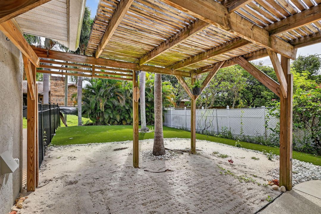 合同活跃: $425,000 (3 贝兹, 2 浴室, 1521 平方英尺)