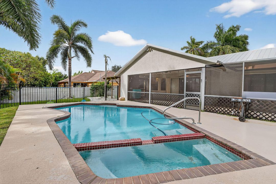 合同活跃: $425,000 (3 贝兹, 2 浴室, 1521 平方英尺)