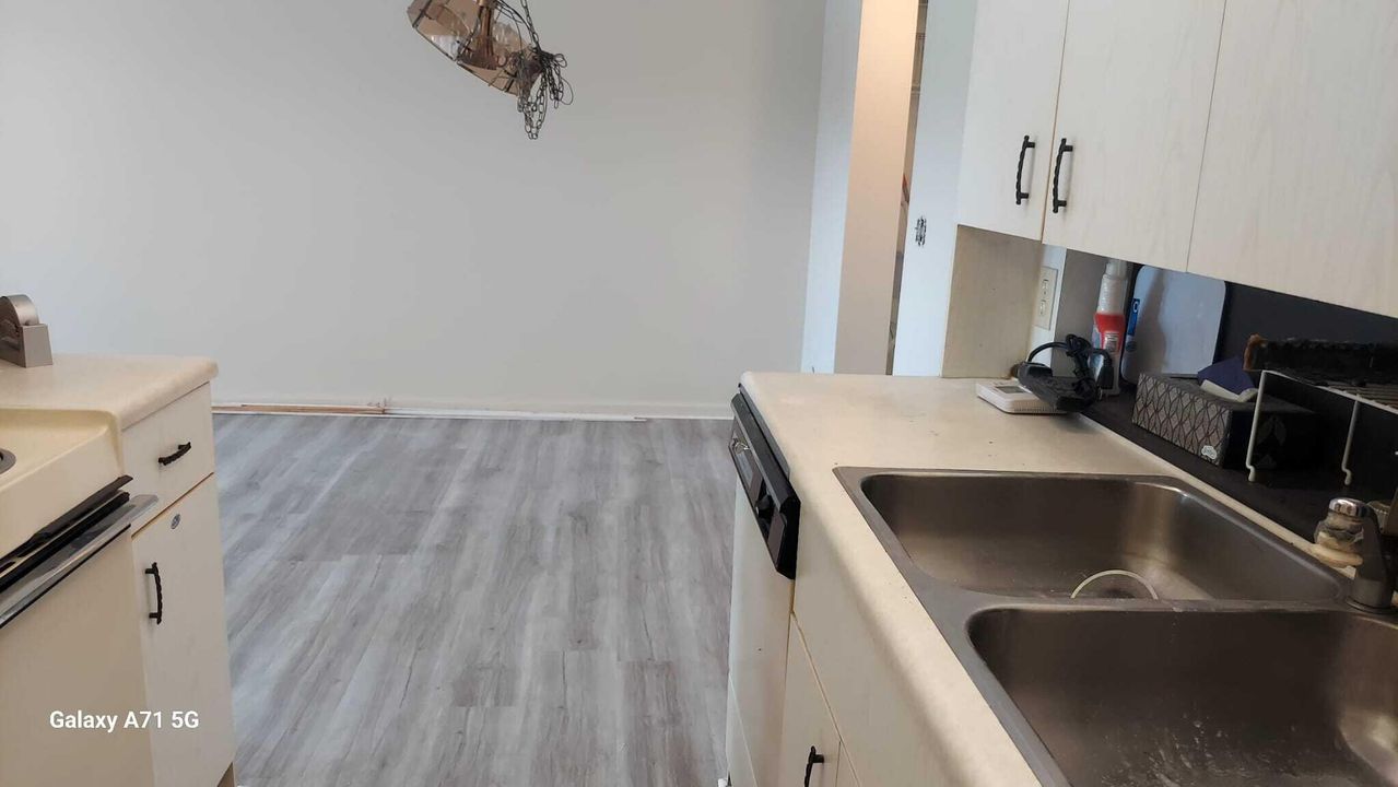 待售: $120,000 (1 贝兹, 1 浴室, 738 平方英尺)