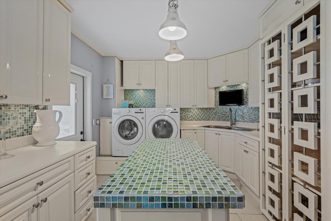 Activo con contrato: $1,275,000 (7 camas, 5 baños, 4636 Pies cuadrados)