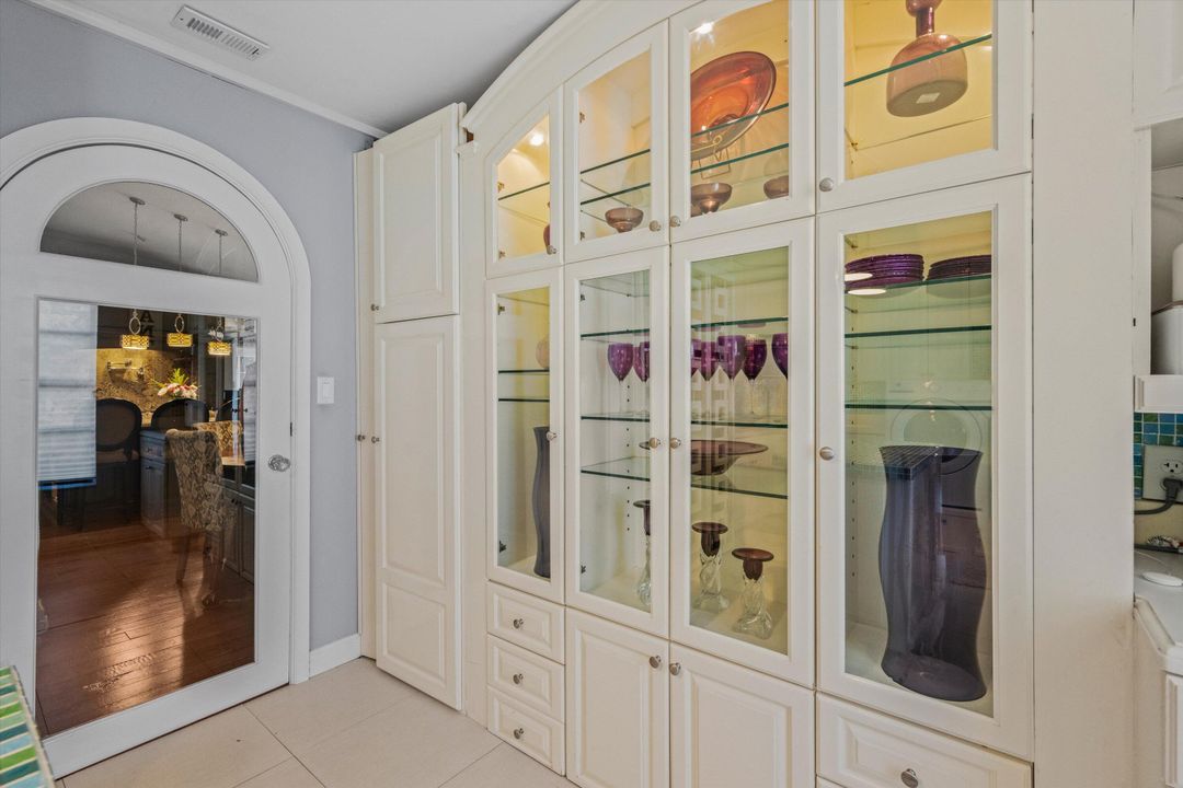 Activo con contrato: $1,275,000 (7 camas, 5 baños, 4636 Pies cuadrados)