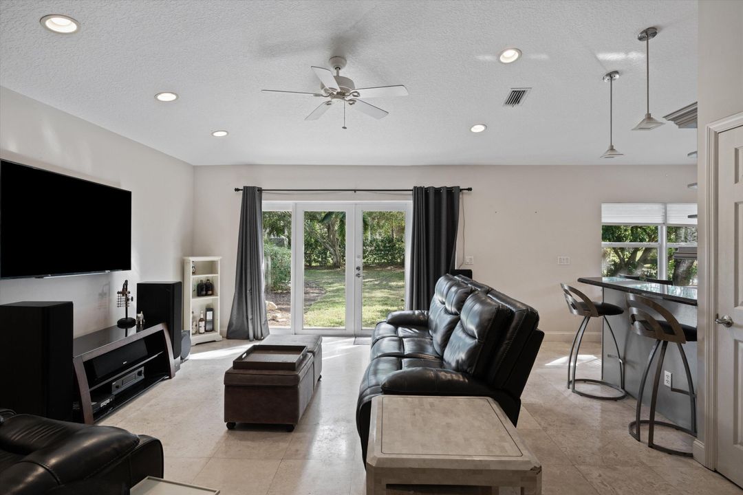 Activo con contrato: $1,275,000 (7 camas, 5 baños, 4636 Pies cuadrados)