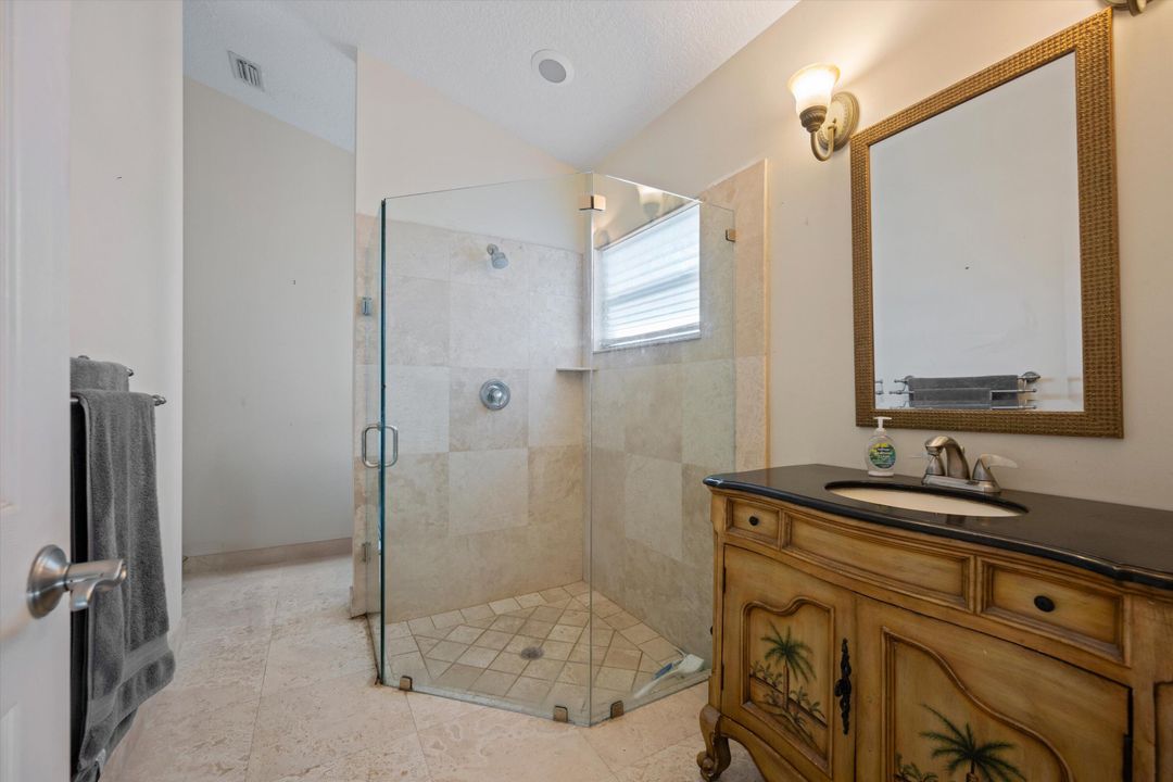 Activo con contrato: $1,275,000 (7 camas, 5 baños, 4636 Pies cuadrados)