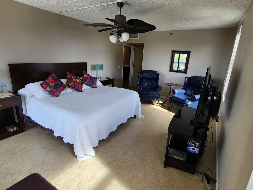 Activo con contrato: $10,000 (3 camas, 3 baños, 2006 Pies cuadrados)