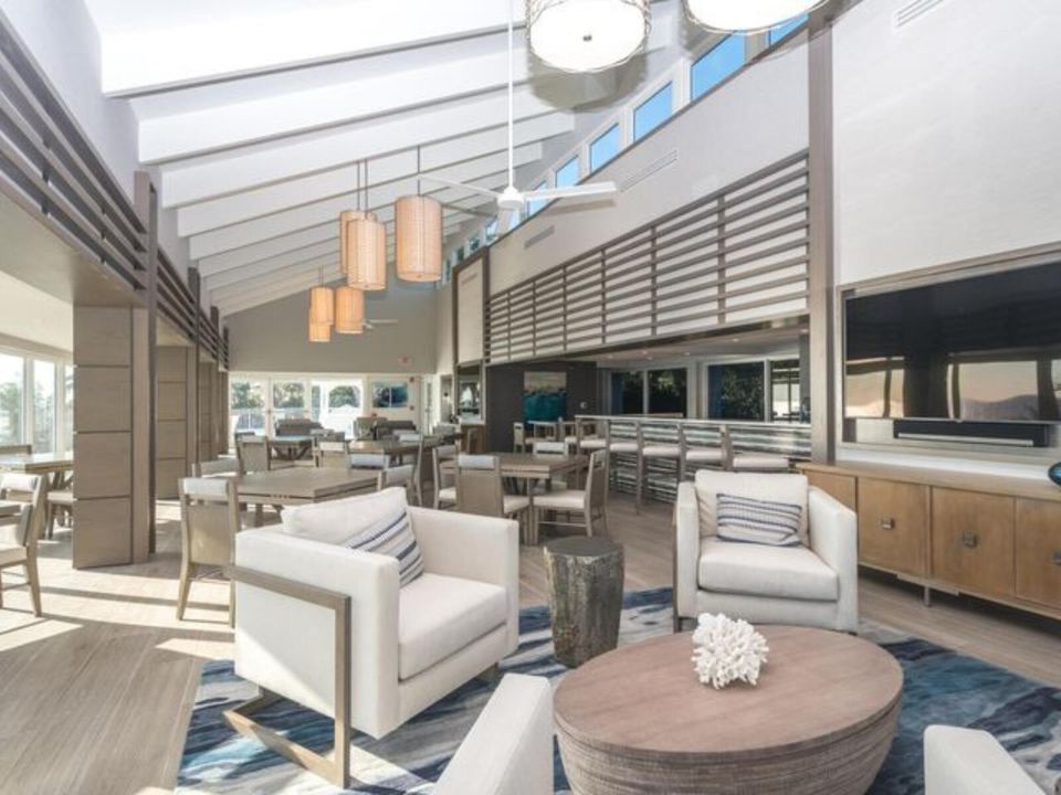 Activo con contrato: $10,000 (3 camas, 3 baños, 2006 Pies cuadrados)