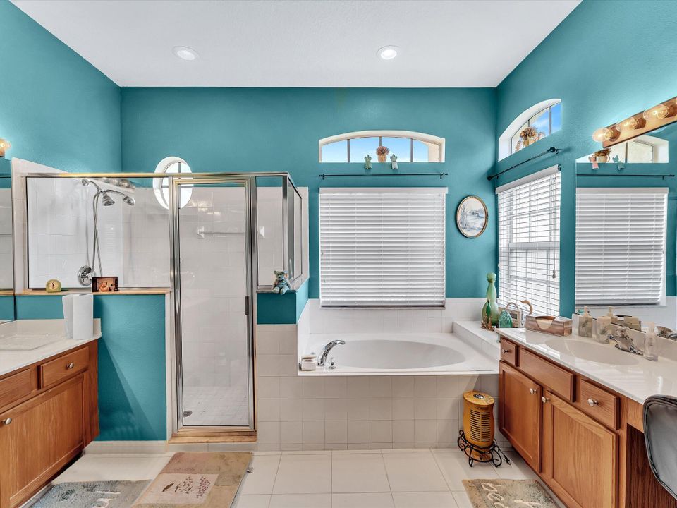 合同活跃: $545,000 (4 贝兹, 3 浴室, 2410 平方英尺)