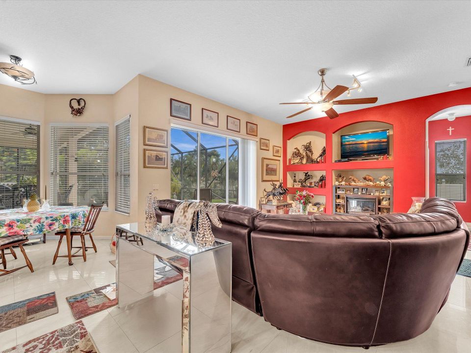 合同活跃: $545,000 (4 贝兹, 3 浴室, 2410 平方英尺)