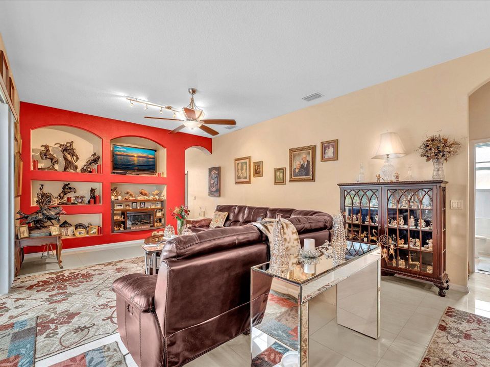 合同活跃: $545,000 (4 贝兹, 3 浴室, 2410 平方英尺)