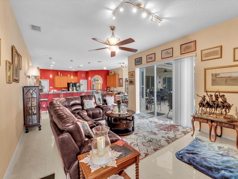 合同活跃: $545,000 (4 贝兹, 3 浴室, 2410 平方英尺)