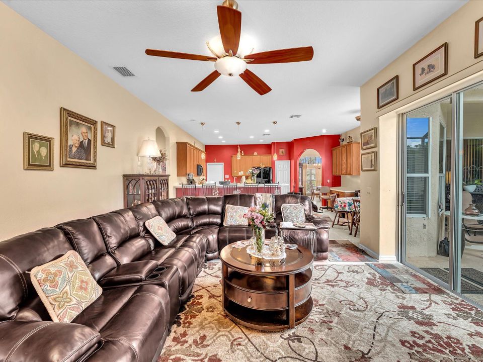 合同活跃: $545,000 (4 贝兹, 3 浴室, 2410 平方英尺)