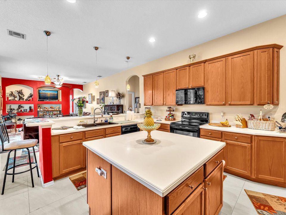 合同活跃: $545,000 (4 贝兹, 3 浴室, 2410 平方英尺)