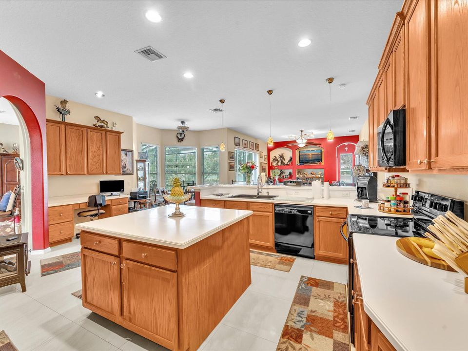 合同活跃: $545,000 (4 贝兹, 3 浴室, 2410 平方英尺)