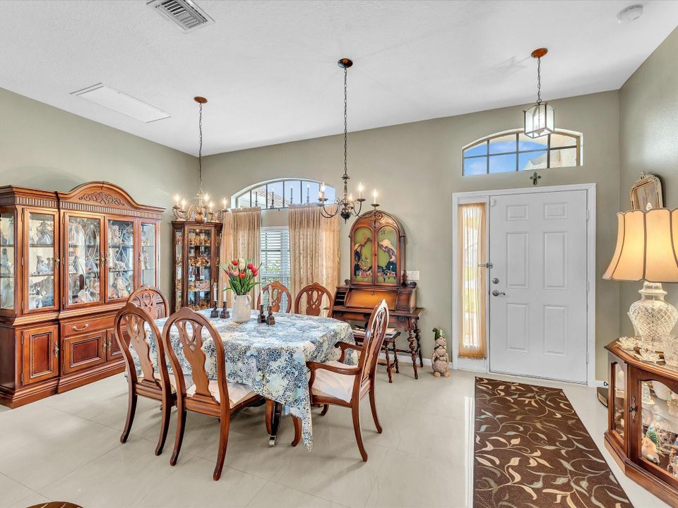 合同活跃: $545,000 (4 贝兹, 3 浴室, 2410 平方英尺)