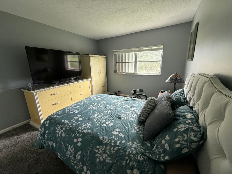 待售: $199,000 (2 贝兹, 1 浴室, 840 平方英尺)