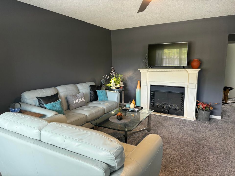 待售: $199,000 (2 贝兹, 1 浴室, 840 平方英尺)