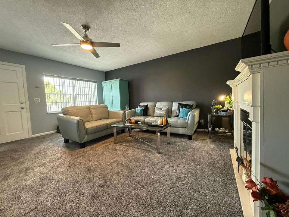 待售: $199,000 (2 贝兹, 1 浴室, 840 平方英尺)