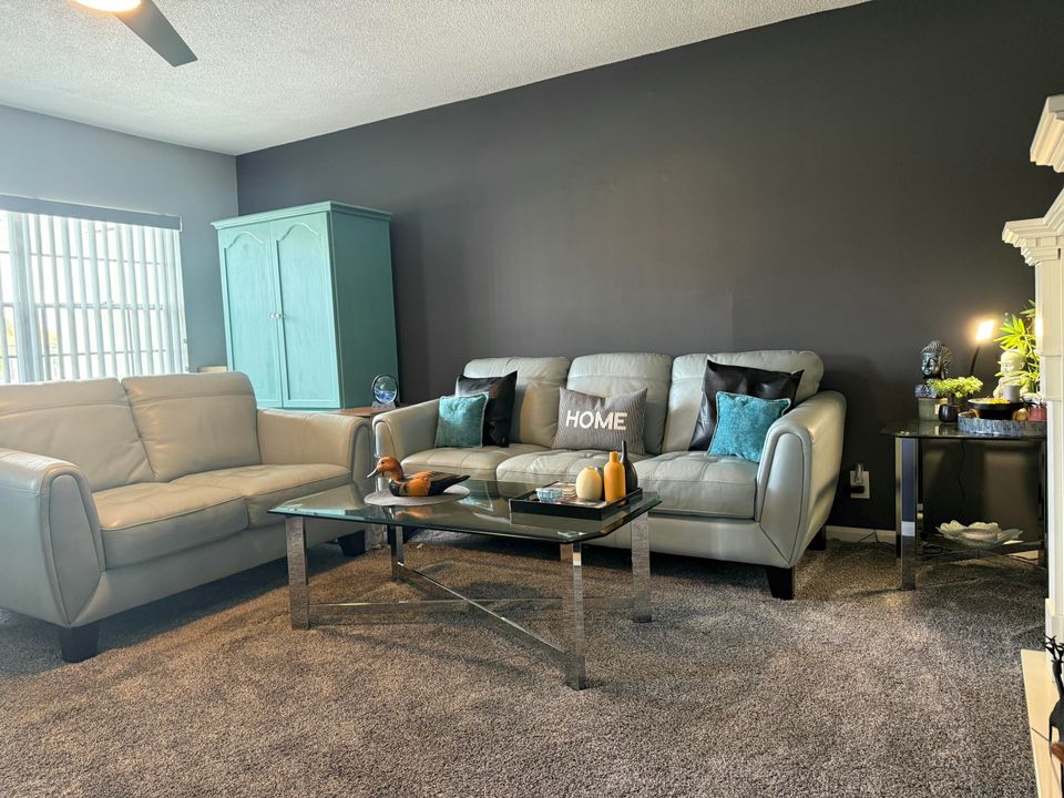 待售: $199,000 (2 贝兹, 1 浴室, 840 平方英尺)