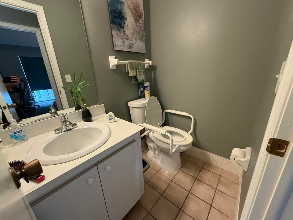 待售: $199,000 (2 贝兹, 1 浴室, 840 平方英尺)