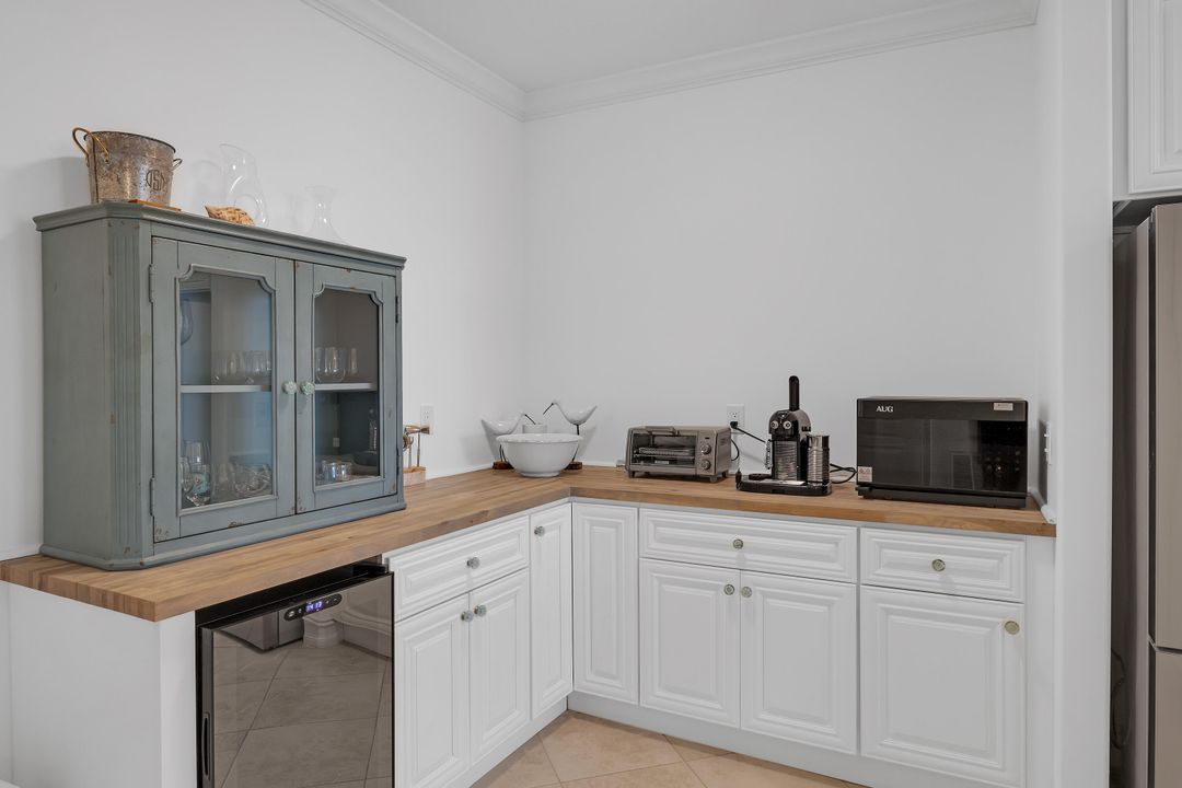 For Sale: $1,100,000 (3 beds, 2 baths, 2541 Square Feet)