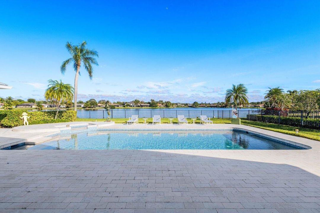 Под контрактом: $2,850,000 (4 спален, 5 ванн, 4463 Квадратных фут)