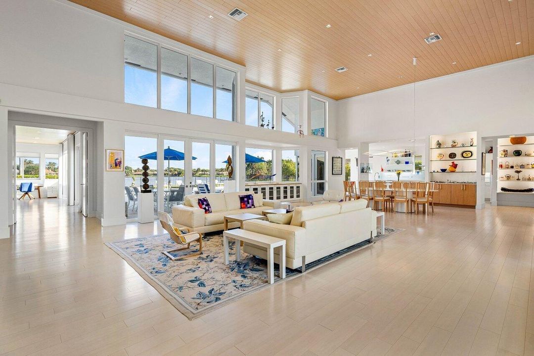 Под контрактом: $2,850,000 (4 спален, 5 ванн, 4463 Квадратных фут)