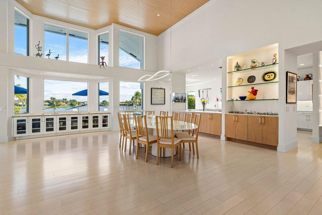 Под контрактом: $2,850,000 (4 спален, 5 ванн, 4463 Квадратных фут)